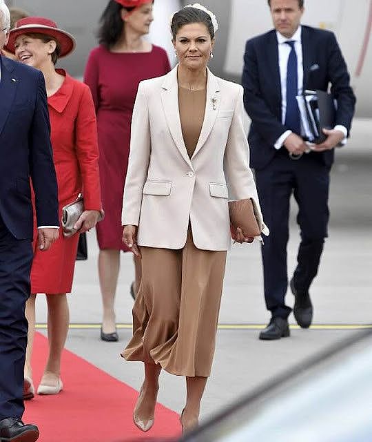 瑞典女王储挑大梁迎接德国总统夫妇！德国第一夫人红大衣造型抢镜 - 3