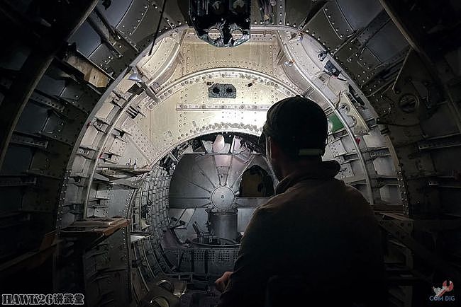 钻进图-16轰炸机 乌克兰博主冒险进入纪念碑 探索神秘的内部结构 - 22