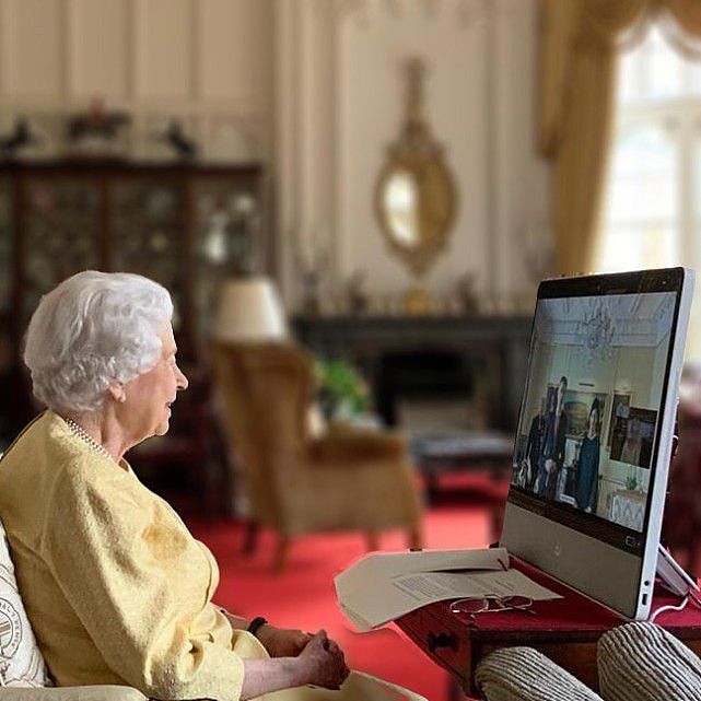95岁英女王被勒令休息后又复出 穿嫩黄色容光焕发 - 1