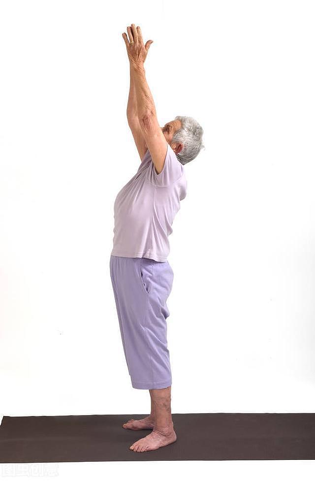 老人为了健康长寿每天做扩胸运动，医生也表示支持 - 4