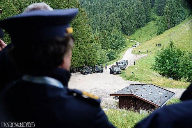 德国军警举行联合反恐演习 搜剿逃入山地的恐怖分子 装甲车很重要 - 17