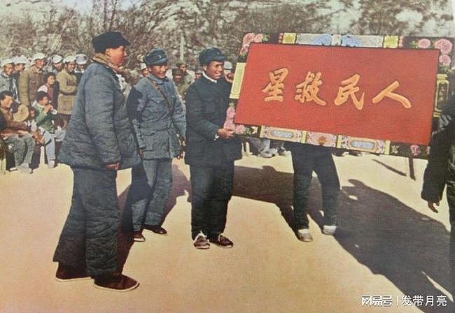 1946年，那个给毛泽东送“人民救星”金匾的人，究竟什么身份 - 1