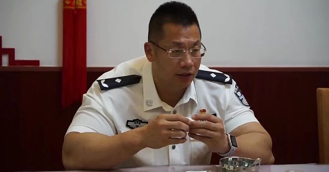 中国警察版巨石强森上线，撑爆白衬衫的美好肉体藏不住了！！ - 3