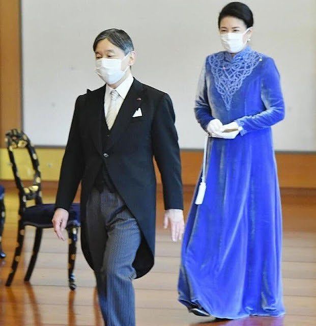 日本58岁雅子皇后的新造型翻车！拖地长裙显得好臃肿，发福成肉墩 - 2