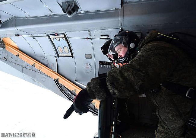 驻北极地区俄军部队伞降演习 海军陆战队客串伞兵 战斗力爆棚 - 4