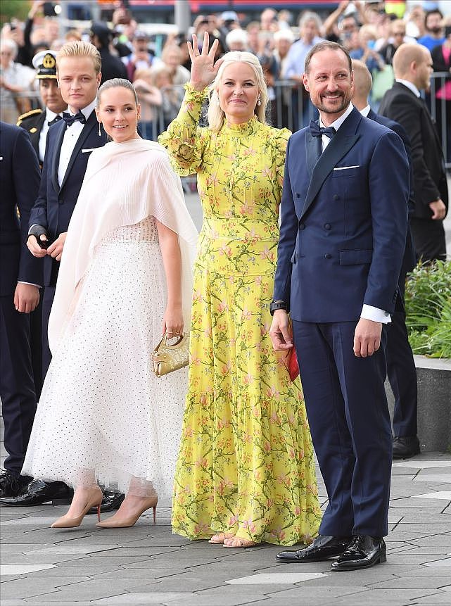 挪威大公主带黑人未婚夫闪耀王室穿钻石紫裙好美，未婚夫遭吐槽 - 9