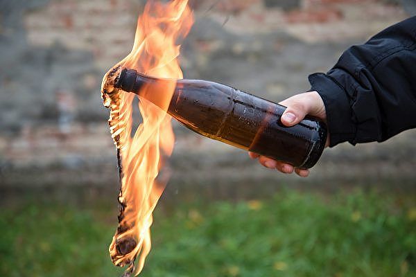 乌克兰酒厂停止酿酒 改制汽油弹供民众御敌 成年男子禁止出国 - 1