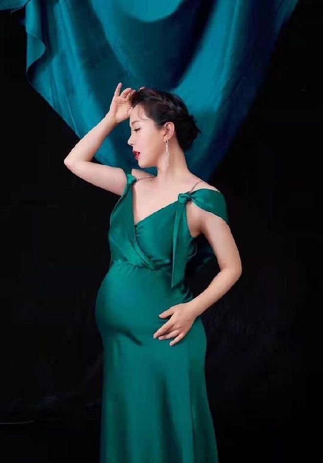 颜丹晨孕期的状态都这么好，缎面裙秀出孕肚，优雅自信又迷人 - 2