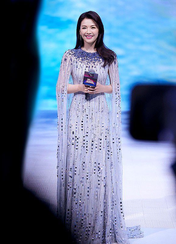 刘涛化身“冰雪公主”，一袭蓝色长裙优雅大气，释放成熟女性魅力 - 4