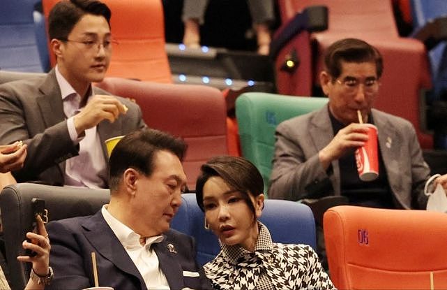 韩总统夫妇亮相看电影真甜！金建希穿千鸟格，抱着爆米花真像少女 - 5