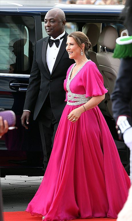 挪威大公主带黑人未婚夫闪耀王室穿钻石紫裙好美，未婚夫遭吐槽 - 3