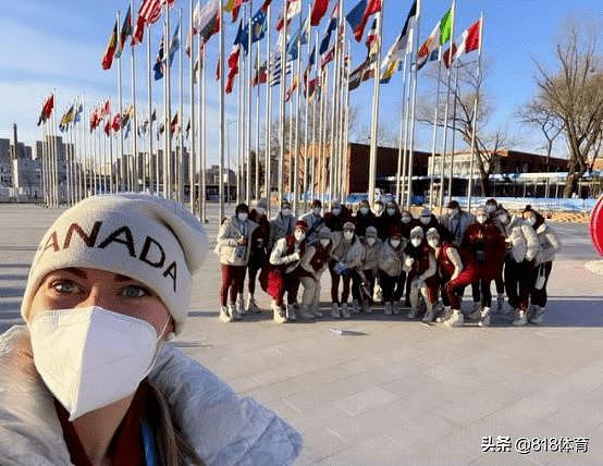 笑喷！加拿大运动员北京冬奥村第一次见蹲坑厕所，一脸懵不知所措 - 1