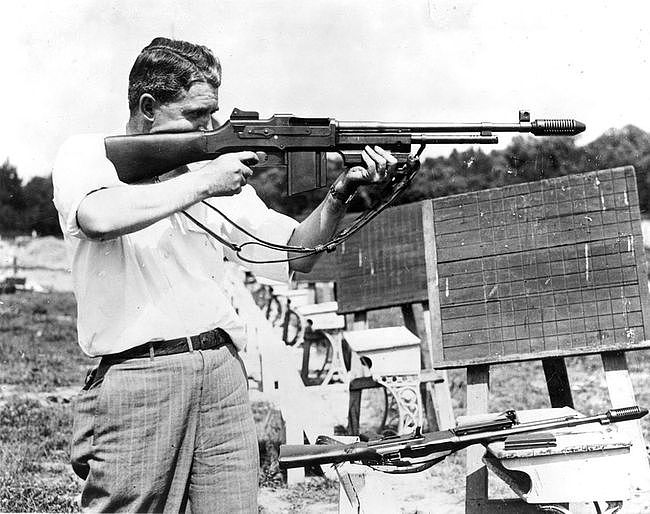 虽名为自动步枪但在使用时却作为轻机枪使用的勃朗宁自动步枪 - 10