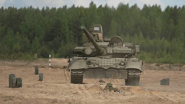 步兵打坦克战法不过时 俄军组织男女士兵配合演练 - 4