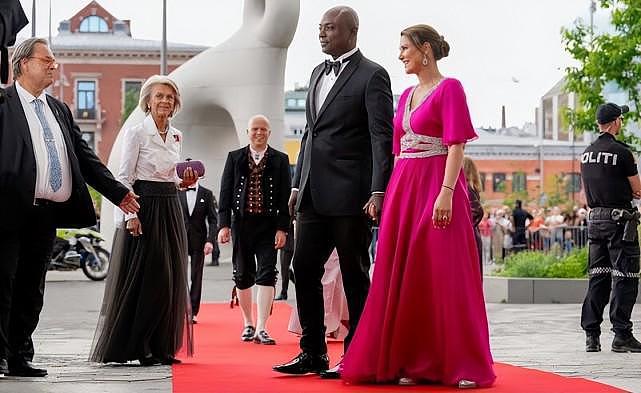 挪威大公主带黑人未婚夫闪耀王室穿钻石紫裙好美，未婚夫遭吐槽 - 5