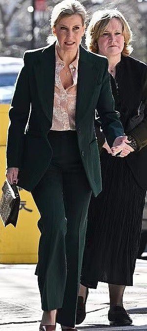 英女王的57岁儿媳闪耀联合国！穿墨绿色西装光彩照人，状态一级棒 - 8
