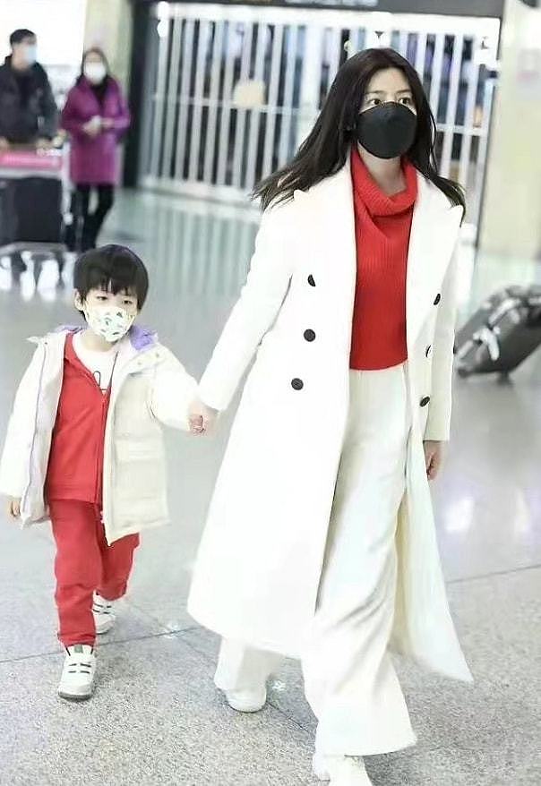 陈妍希高调带儿子走机场！小星星穿中国红，桃花眼比爸爸还会放电 - 4