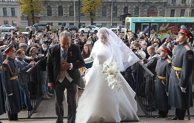 俄罗斯100多年来首个“王室婚礼”！40岁大公国大婚，新娘有点胖 - 5