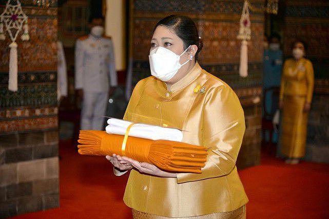泰国200斤公主又变胖了金色泰服掩不住三段腰，王室的伙食太丰盛 - 4