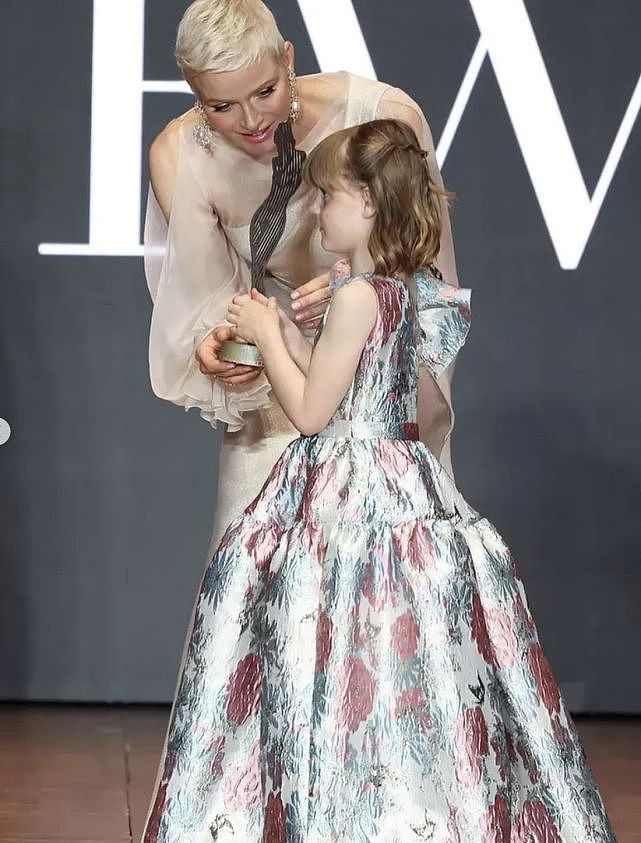 摩纳哥王妃终于肯营业！和7岁小公主走红毯太闪耀，穿香槟裙好美 - 2