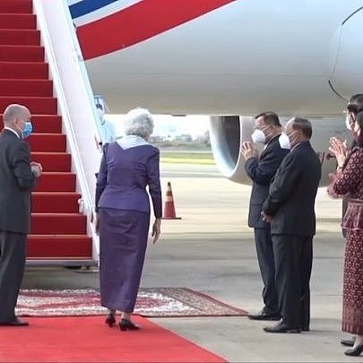 柬埔寨太后的新照养眼！蕾丝披肩暴露少女心，比95岁英女王更优雅 - 7