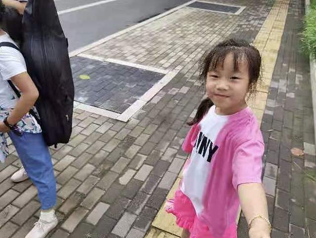 岳云鹏与小女儿遛狗散步，戴帽遮光头造型，妻子在身后拍照太温馨 - 14
