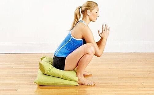 瑜伽蹲式：就这1个动作，每天5分钟，补充气血，改善全身柔韧性 - 6