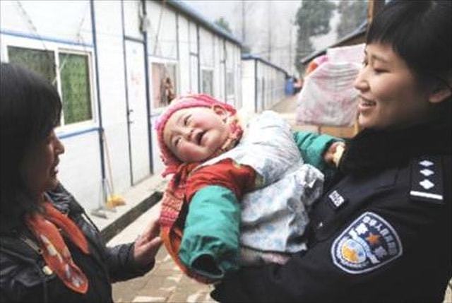 汶川地震中，她给婴儿当众喂奶，后被破格提拔，为何却饱受争议？ - 4