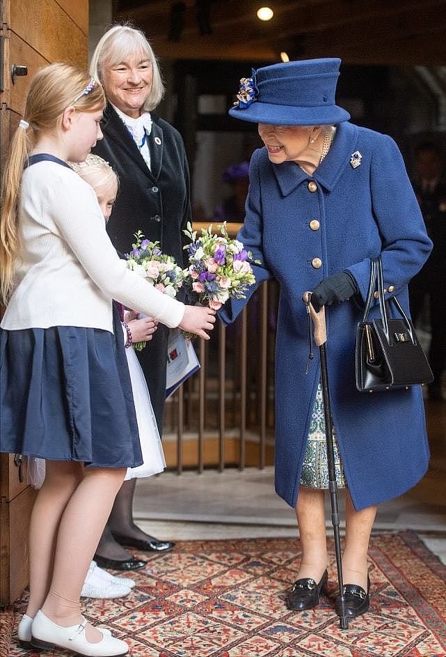 95岁英国女王确实老了！首次拄着拐杖亮相背很驼，穿一身蓝真优雅 - 3