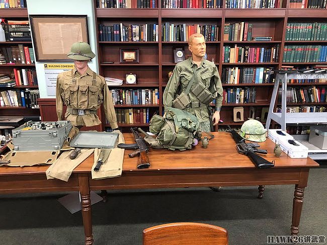 西点博物馆历史教学课 美军学员如何了解越战 武器装备摆满一桌 - 4
