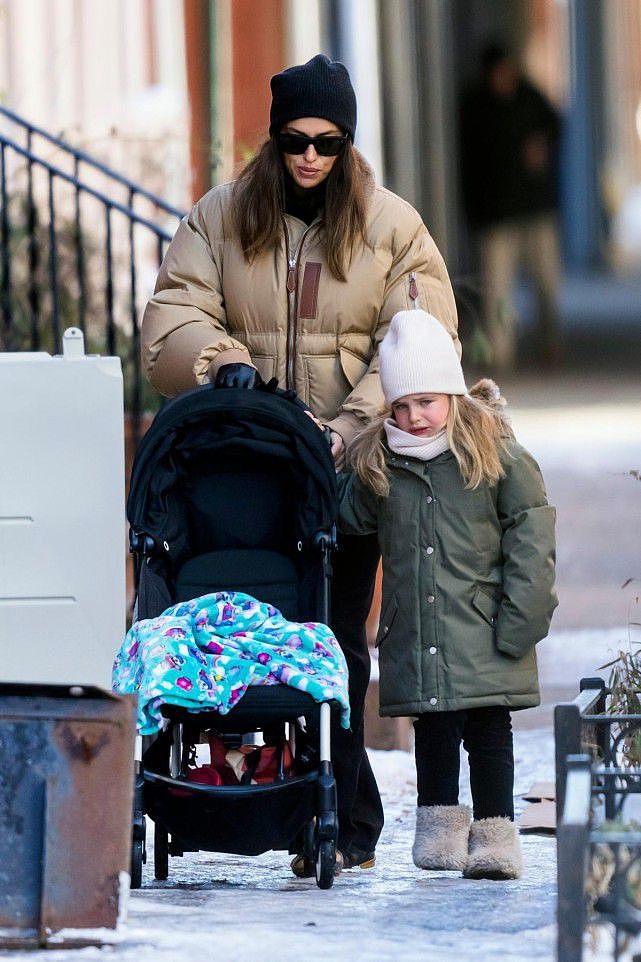 伊莲娜带女儿新年首次出街！4岁Lea宝又高又瘦，头戴白帽子贼可爱 - 10
