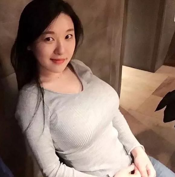 韩国瑜伽美女被称为“微胖界女神”，紧身服完美展现“犯规”曲线 - 3