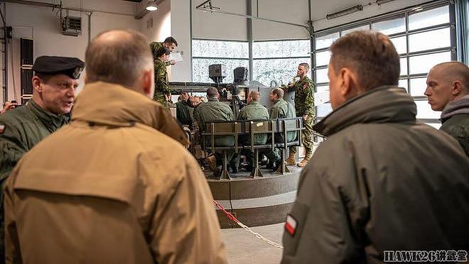 波兰总统视察第10装甲旅 正培训乌克兰士兵 掌握豹2坦克操作技能 - 9
