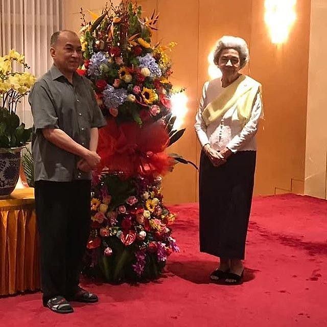 柬埔寨太后85岁了依旧高贵！一天连换两套造型，肩披紫丝巾好优雅 - 11