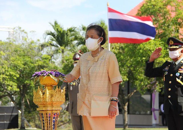 泰国66岁诗琳通公主新年首秀！蝴蝶结衣领俏皮可爱，大肚腩被遮住 - 1