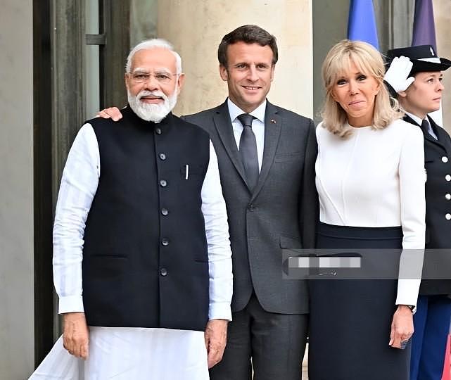 布里吉特迎接印度总理扮嫩！扎起头发好美，踩10公分鞋下台阶太拼 - 2