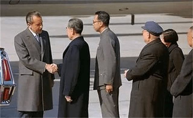 1979年邓小平访美，一位美国老太紧握着他的手：我找了你42年啊 - 2
