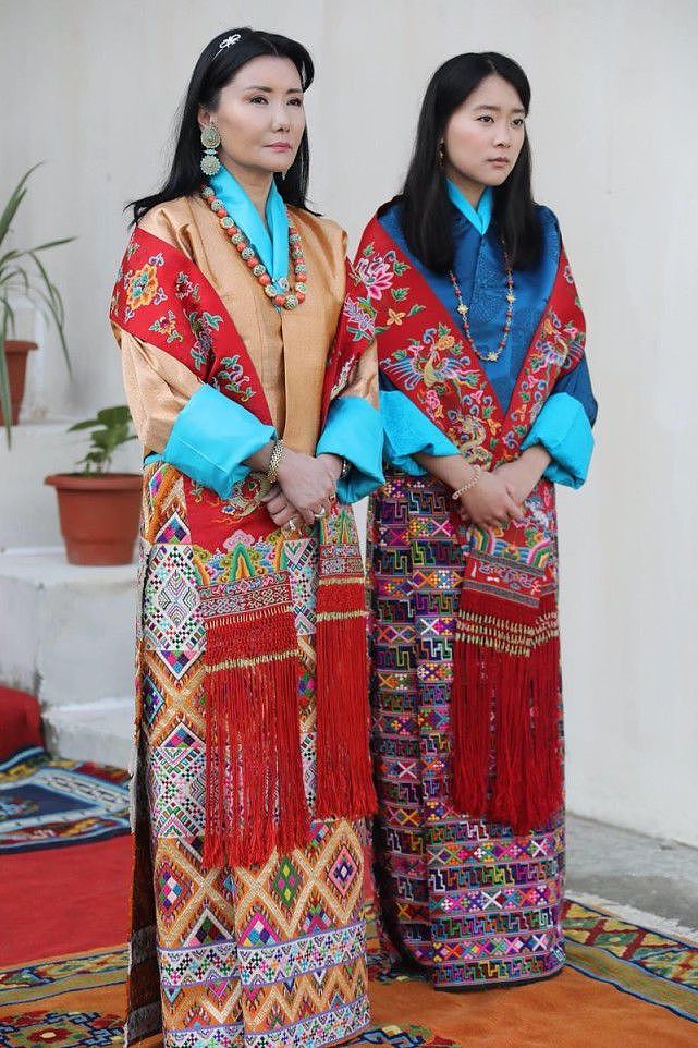 不丹王室的颜值太惊艳！58岁王母搭刺绣披肩很贵气，公主似洋娃娃 - 4