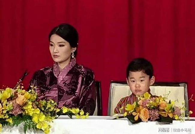 31岁不丹王后化身小女人，默许国王搂住自己，在儿子面前羞答答 - 3