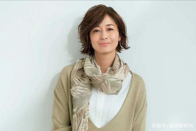 富冈佳子不仅穿搭出众，她的慵懒风微卷短发，就连年轻人都喜欢 - 3