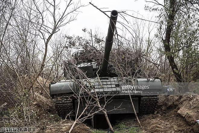 乌克兰军队抢修受损坦克 T-72加装屏蔽装甲 年迈车组留在一线战斗 - 27