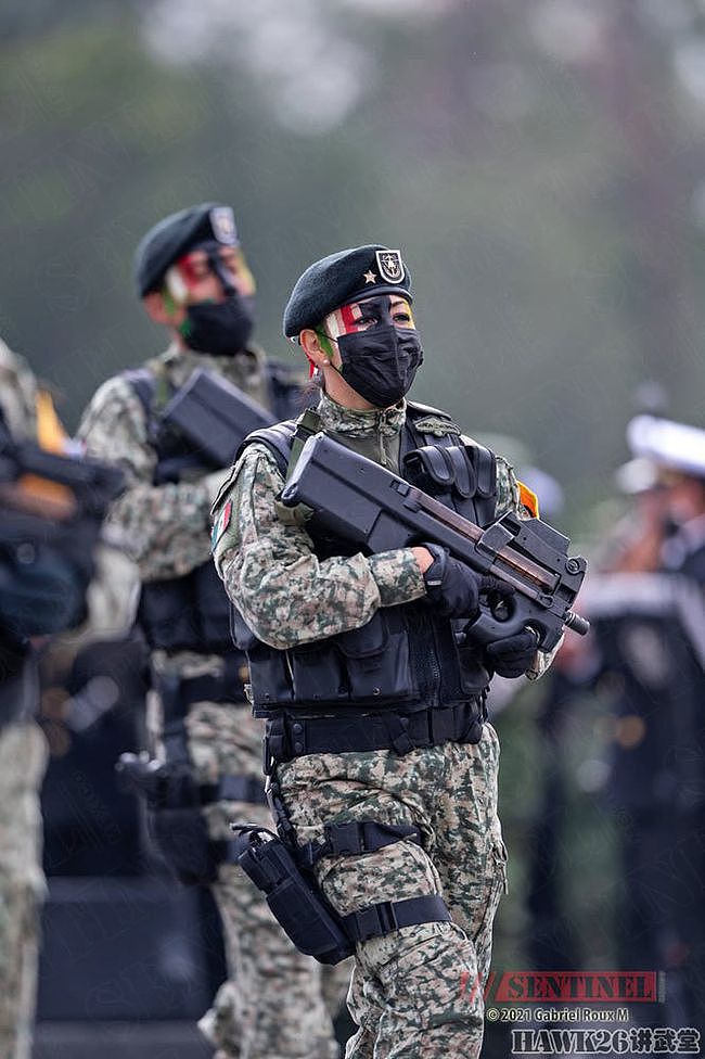 墨西哥独立日阅兵彩排 士兵面涂国旗色接受检阅 特色轻武器亮相 - 14