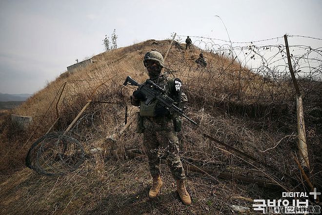 韩军小队进入“非军事区”进行侦察 全程保持静默 危险系数极高 - 9