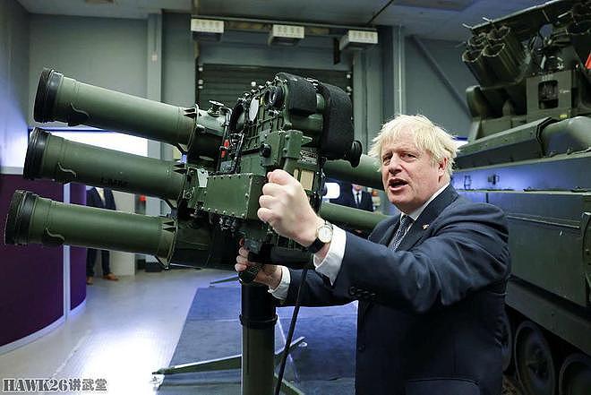 英国首相鲍里斯视察军火巨头泰雷兹公司 亲自操作导弹 故作姿态 - 1