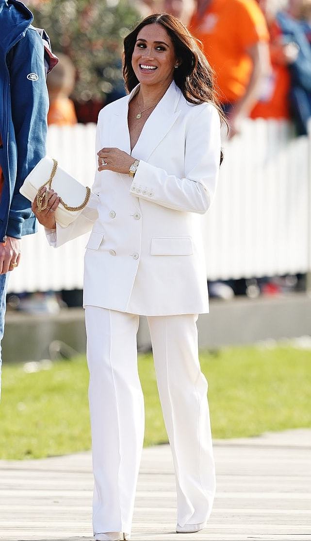 梅根退出王室后首次亮相欧洲穿白西装高调复出，穿成五五分身材 - 3