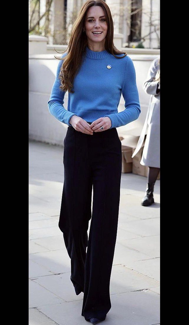 凯特王妃拎糕点慰问乌克兰社区！蓝黑配简约大气，平板身材也好看 - 9
