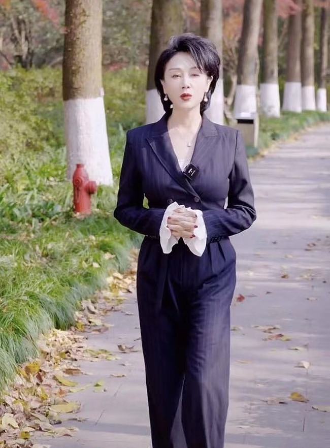 59岁戏骨王姬现身北京街头散步，不戴口罩无人识，首回应整容传闻 - 12