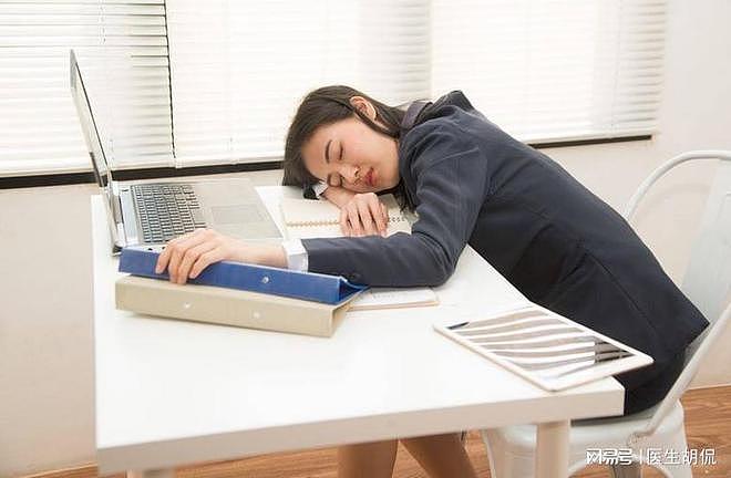 趴桌午睡会加重疲惫感：午休带着5个坏习惯睡，真不如不睡 - 1