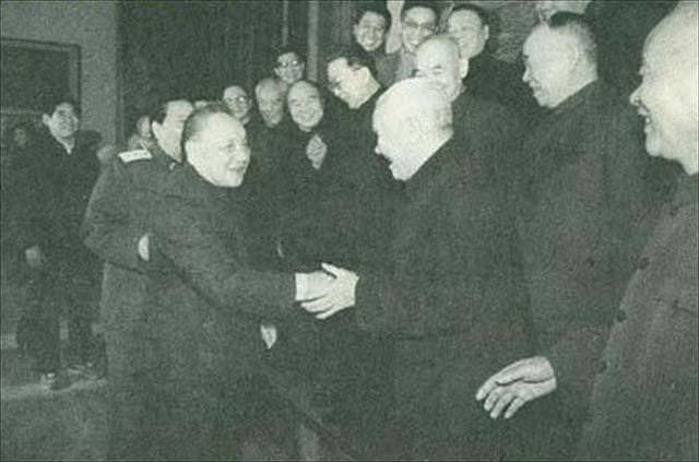 1989年邓小平退休，秦基伟邀请他与二野老将见面，邓小平欣然应约 - 3