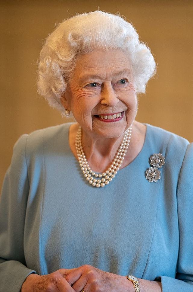 95岁英国女王确诊新冠，难怪老太太最新亮相好虚弱，佝偻着好瘦 - 2